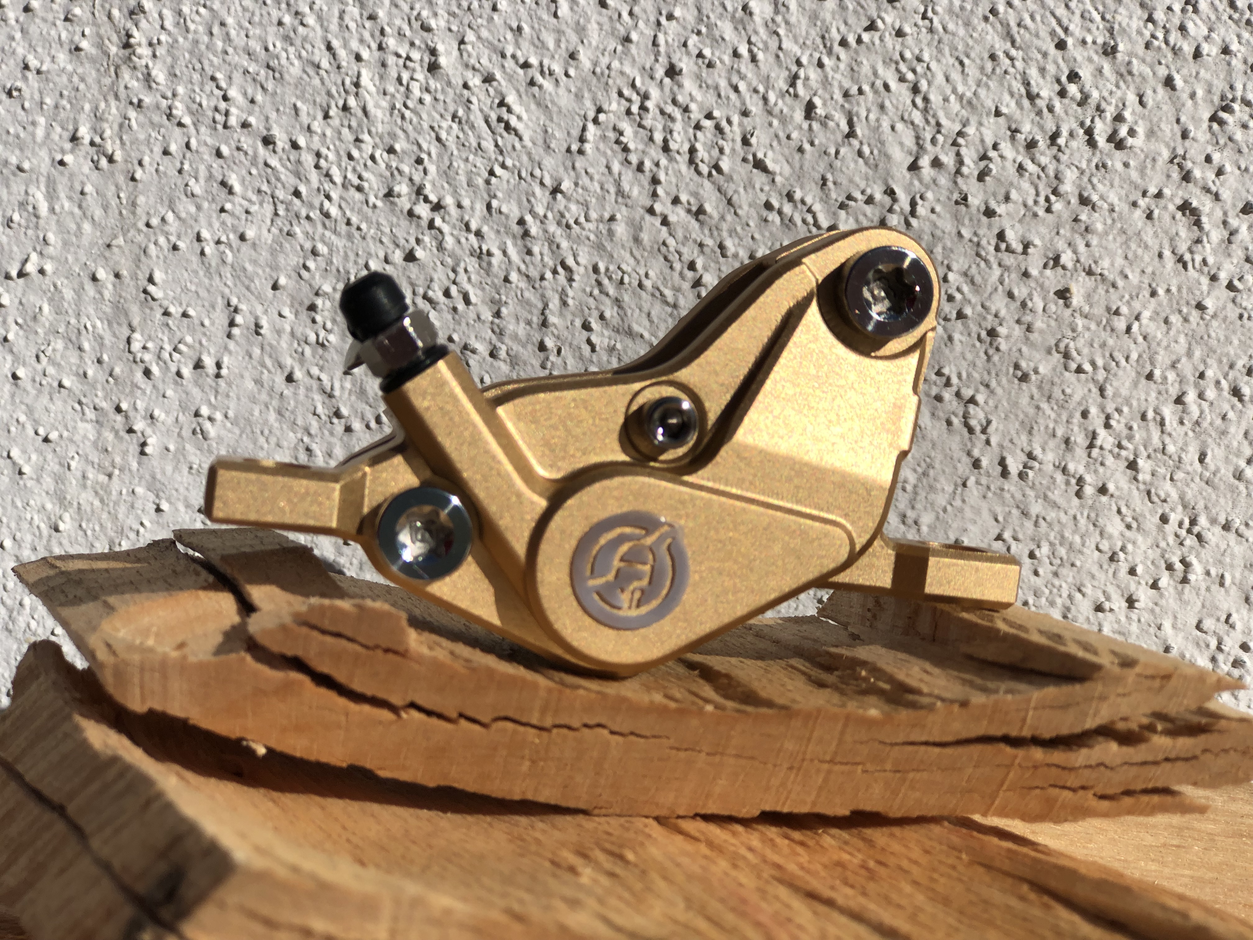 Pinza de freno instalada en una bicicleta